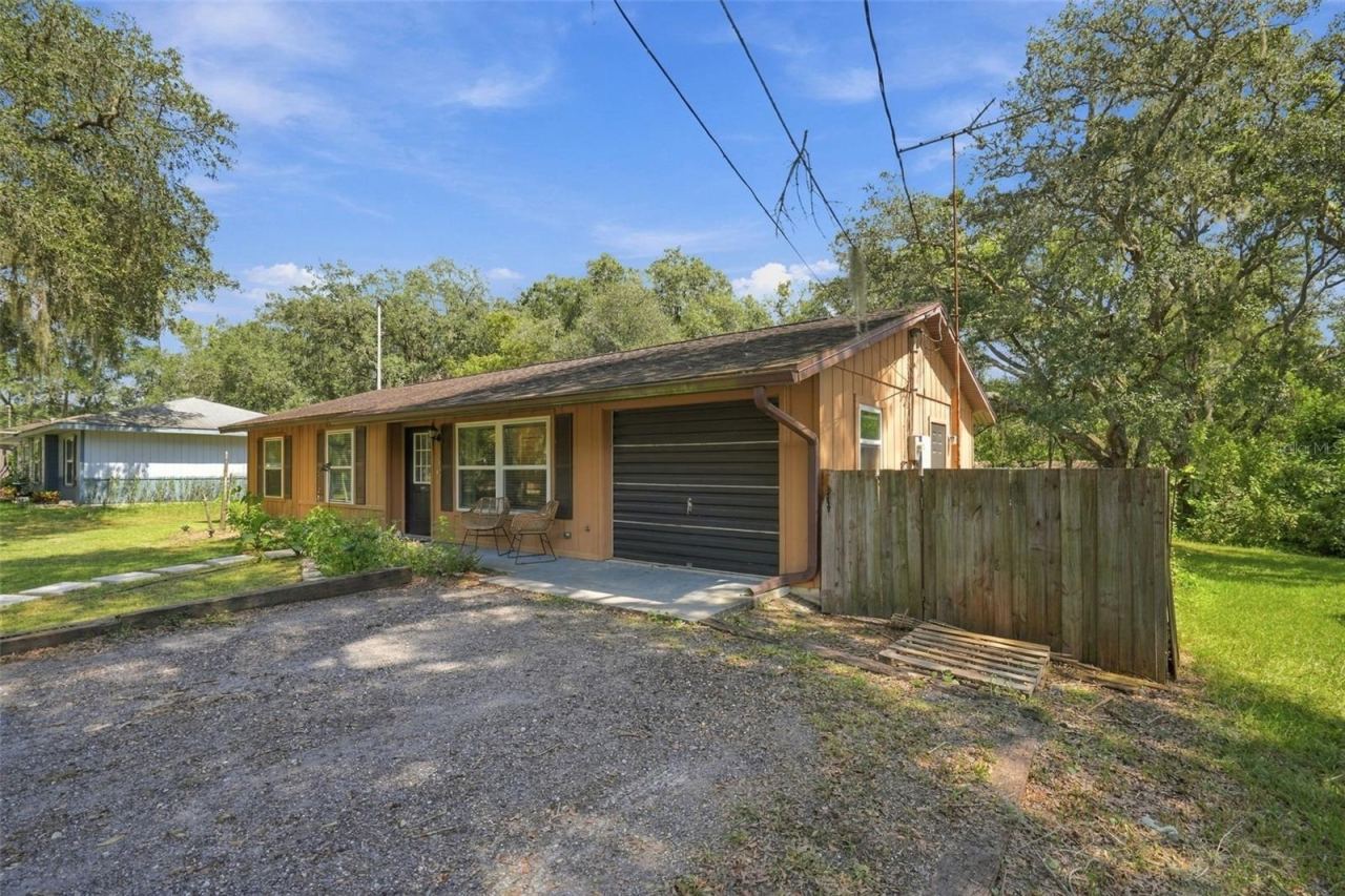 Photo 3 of 637 Pratt St, Deland, FL 32720