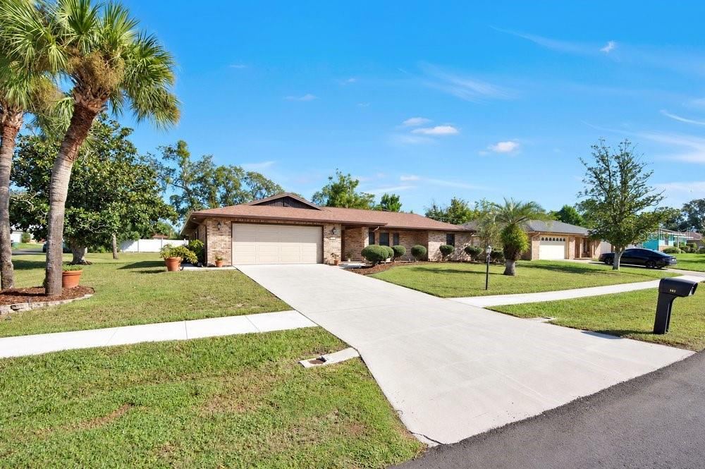 Photo 2 of 902 Vicksburg Street St, Deltona, FL 32725