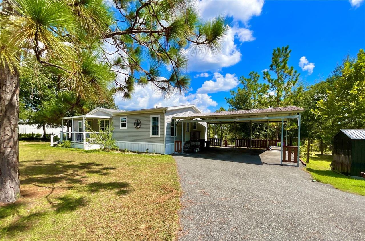 Photo 2 of 104 Silver Dollar Dr, Hawthorne, FL 32640