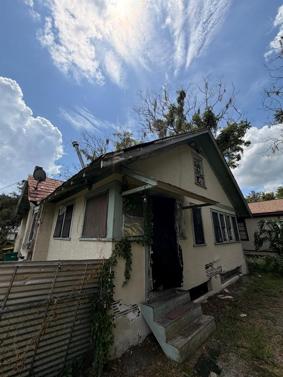 Photo 2 of 613 W Minnesota Ave, Deland, FL 32720