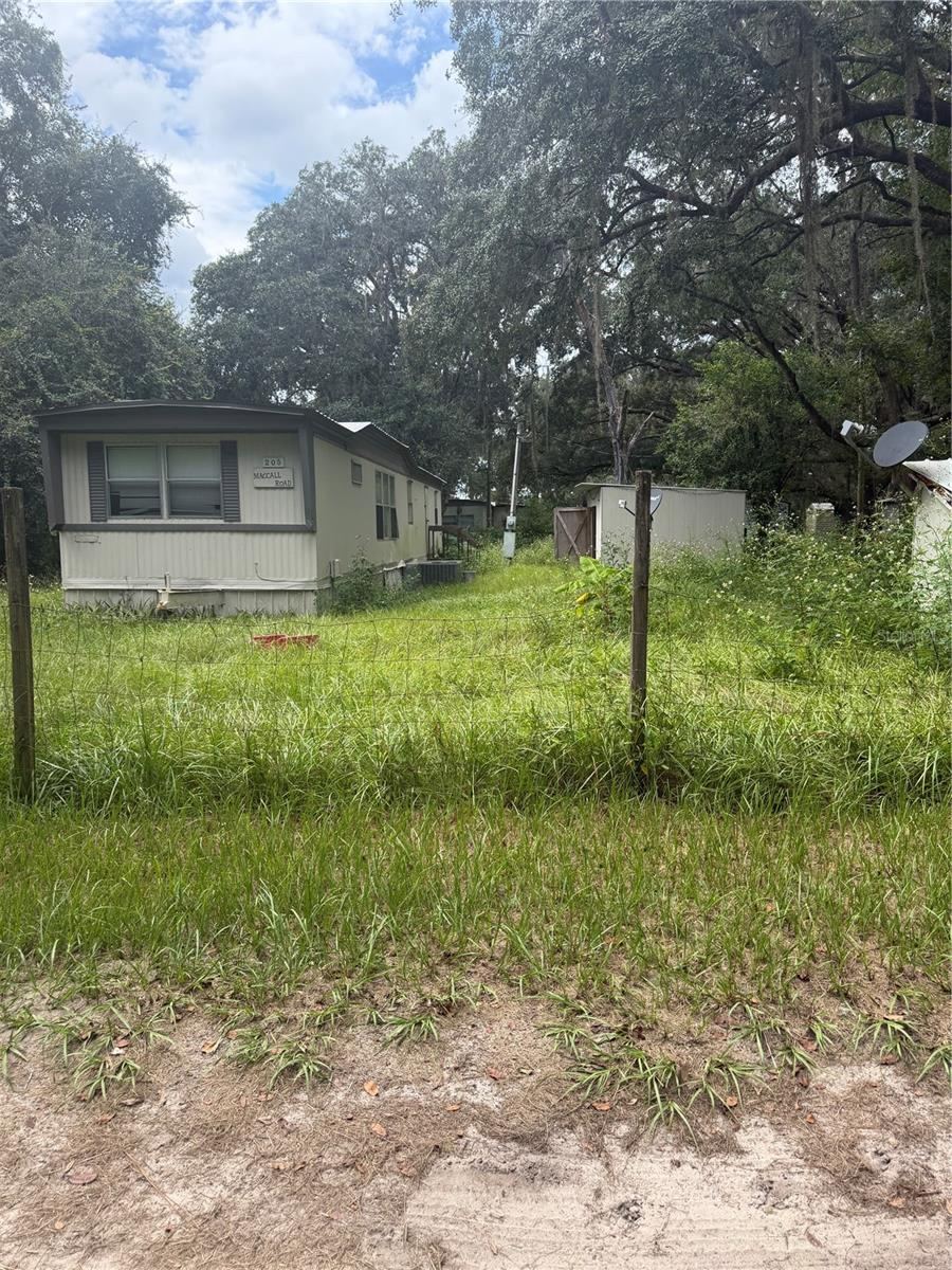 Photo 2 of 205 Little Star Rd, Hawthorne, FL 32640