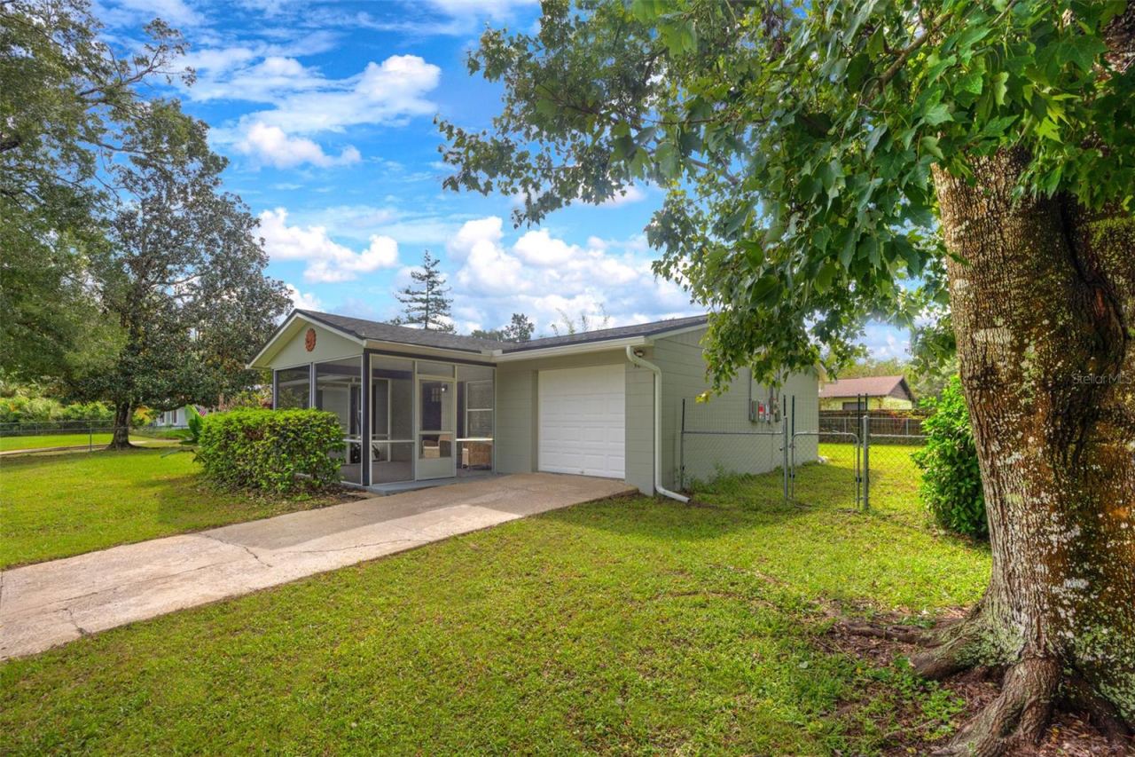 Photo 3 of 569 Sidney Dr, Lake Helen, FL 32744