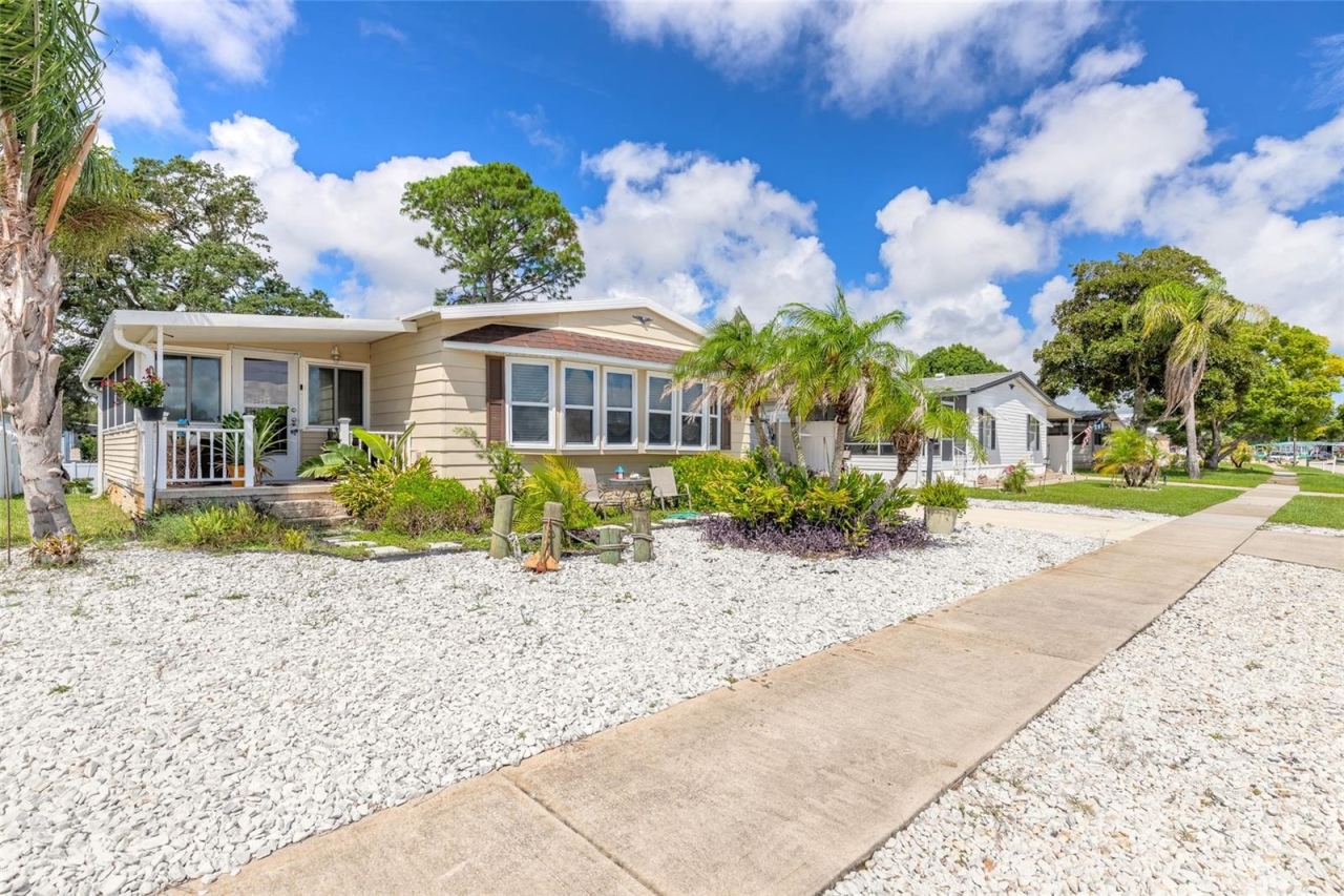 Photo 3 of 733 Indian Hill Dr, Port Orange, FL 32129