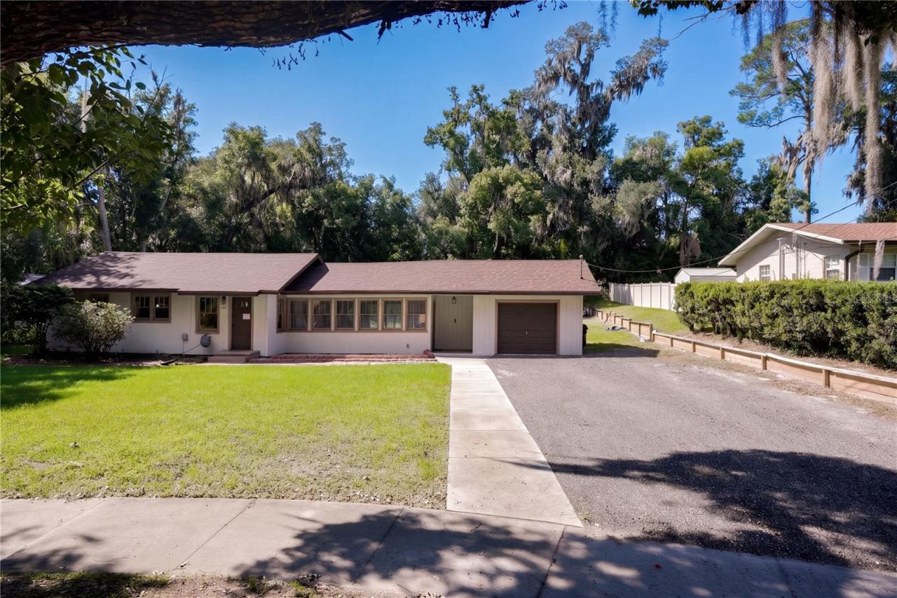 Photo 2 of 467 S Carpenter Ave, Orange City, FL 32763