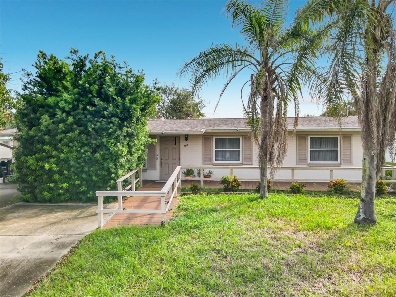 Photo 2 of 1211 N Peninsula Ave, New Smyrna Beach, FL 32169