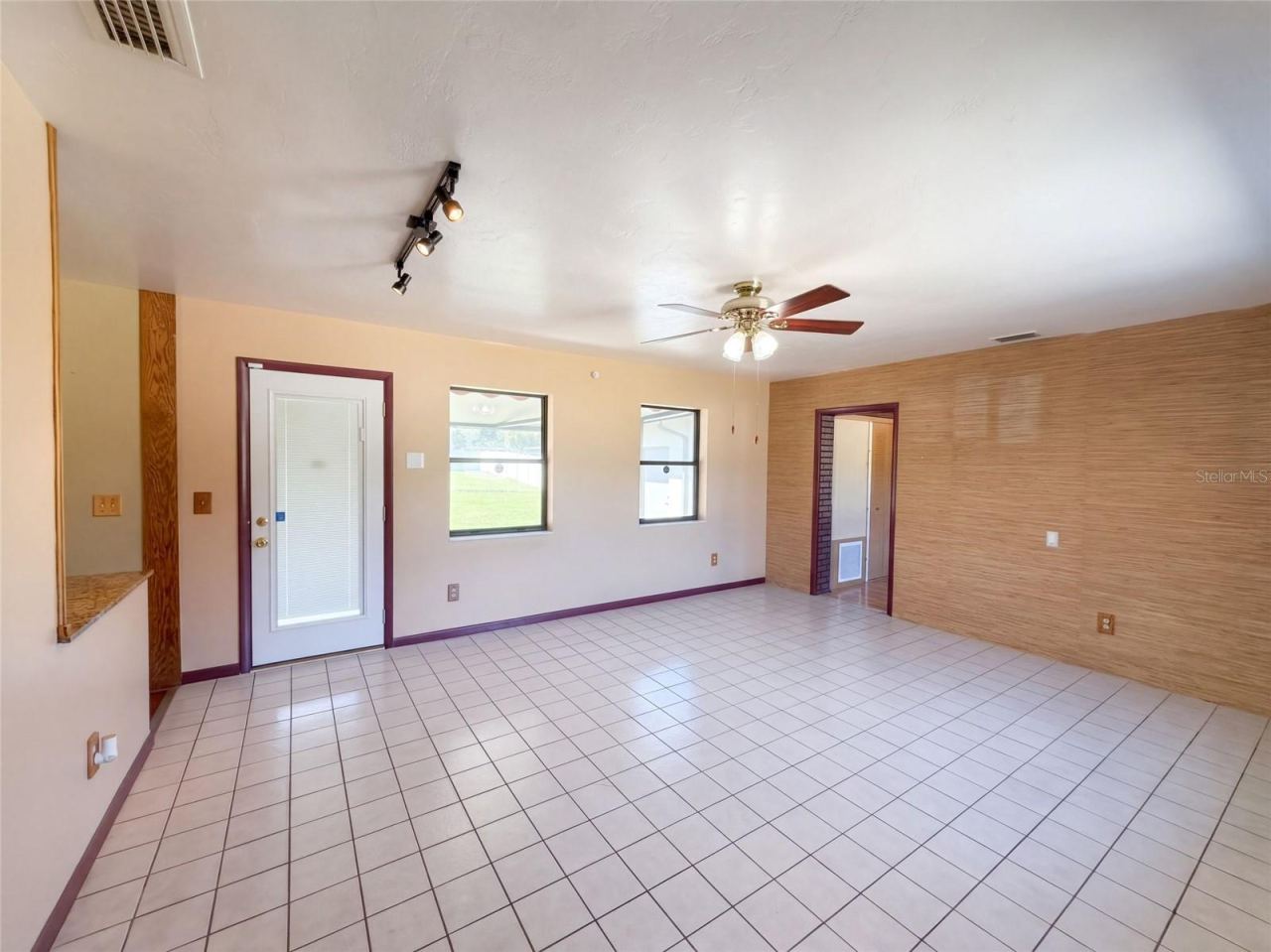 Photo 3 of 813 Halstead St, Deltona, FL 32725