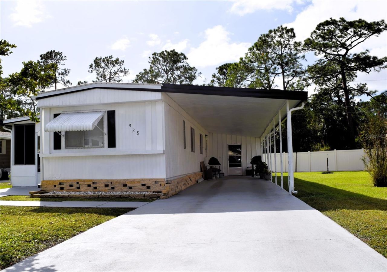 Photo 2 of 928 Blue Heron Blvd, Osteen, FL 32764