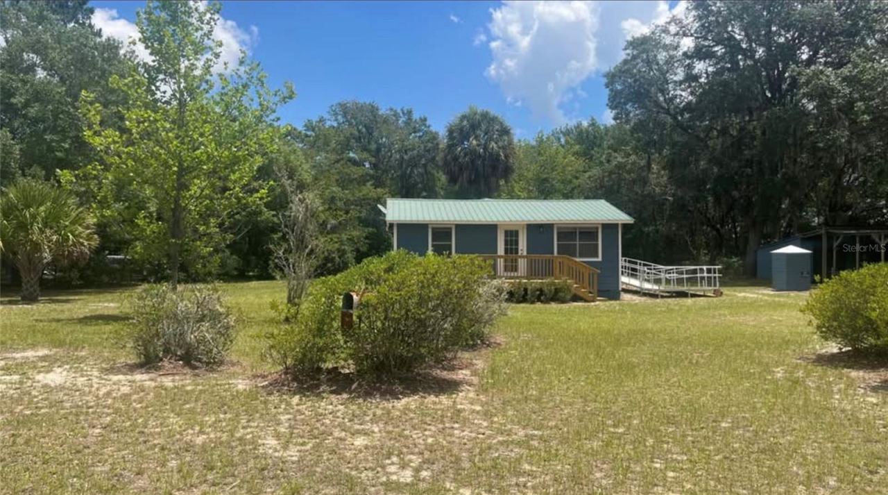 Photo 2 of 148 Willis Rd, Interlachen, FL 32148