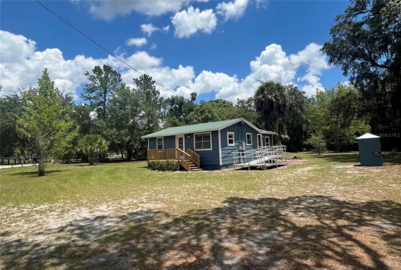 Photo 3 of 148 Willis Rd, Interlachen, FL 32148