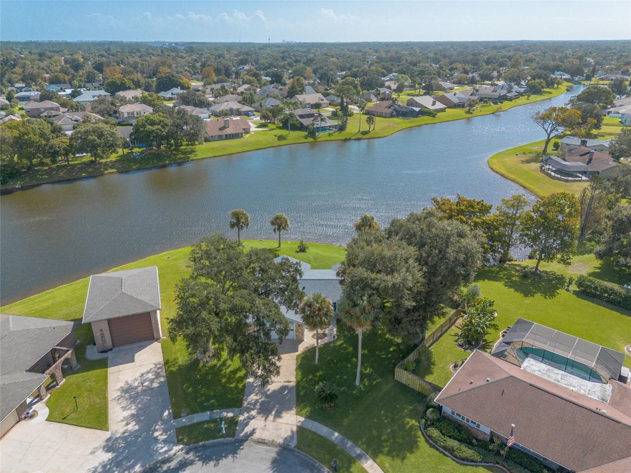 Photo 2 of 827 Pine Tree Ct, Port Orange, FL 32127