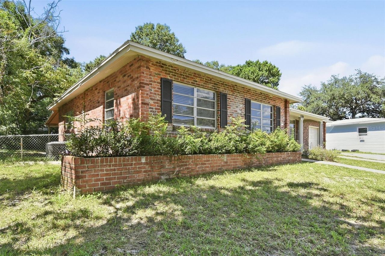 Photo 2 of 1336 W Hartley Cir, Deltona, FL 32725